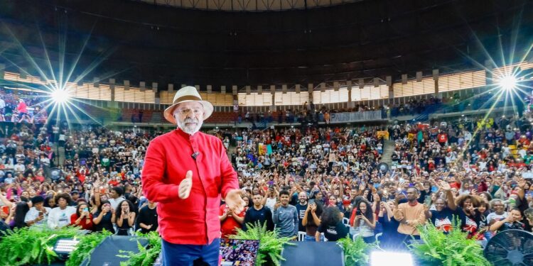 Governo anuncia edital para investir R$ 108 mi em cursinhos populares