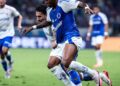 Cruzeiro vence e permanece na cola dos líderes do Brasileiro
