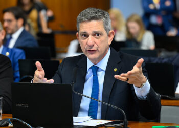 Rogério Carvalho apresenta relatório sobre PEC que acaba com a escala 6×1 — Senado Notícias
