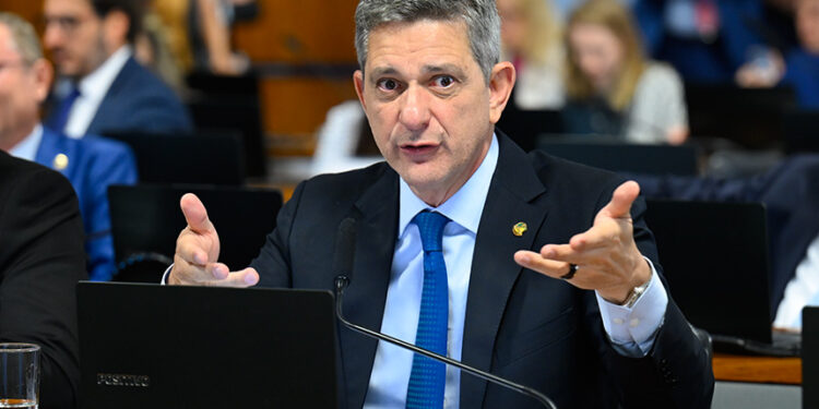 Rogério Carvalho apresenta relatório sobre PEC que acaba com a escala 6×1 — Senado Notícias