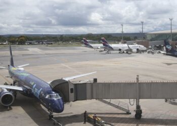 Avião supera ônibus como segundo meio mais comum de viagens pessoais