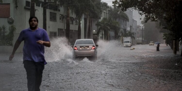 Defesa Civil emite alerta severo de temporal para capital paulista
