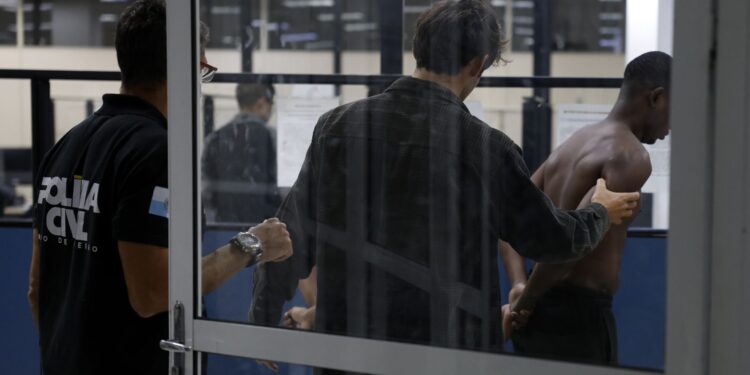 Ministros farão reunião de emergência com Castro nesta quarta-feira