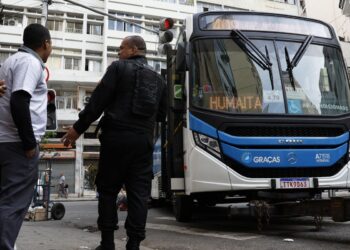 Rio: mais de 50 ônibus viraram barricada; transporte está afetado