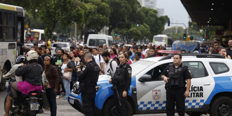 Ação no RJ é cortina de fumaça e expõe população, dizem especialistas| Agência Brasil