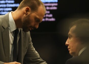 Moraes manda DPU assumir defesa de Eduardo Bolsonaro no STF