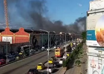 Incêndio atinge barracão de escola de samba na zona portuária do Rio