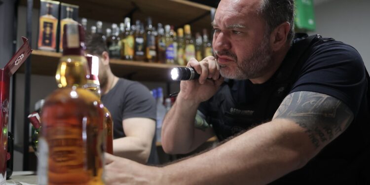 Fiscalização apreende mais de 7 mil garrafas de bebidas em São Paulo