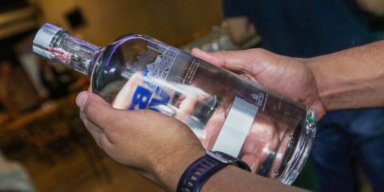 Policiais descobrem laboratório de falsificação de bebidas no DF