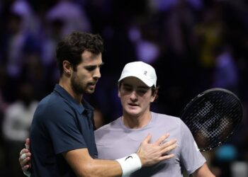 João Fonseca batalha em quadra, mas dá adeus ao Masters 1000 de Paris