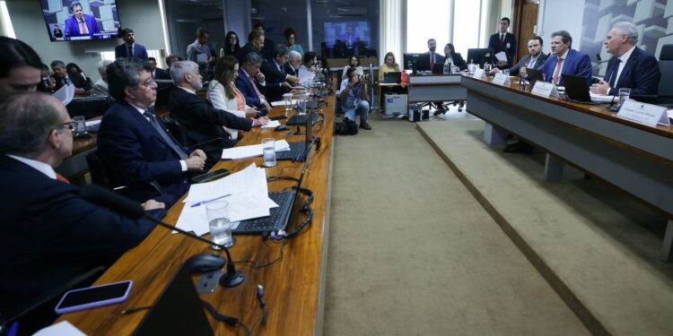 Haddad diz que cortar benefícios tributários é combater privilégios