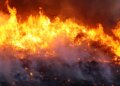 Brigadistas combatem incêndio em Cavalcante, Goiás