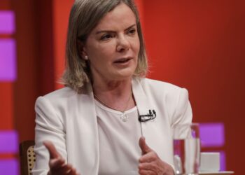 Gleisi diz que políticos de direita querem EUA intervindo no Brasil