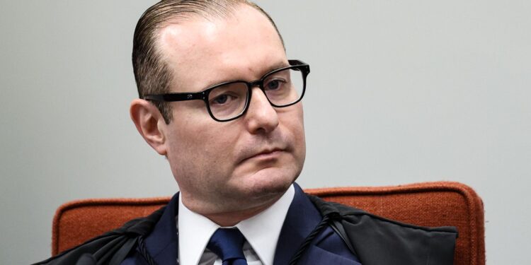 Zanin vota contra desoneração, mas mantém acordo para compensação