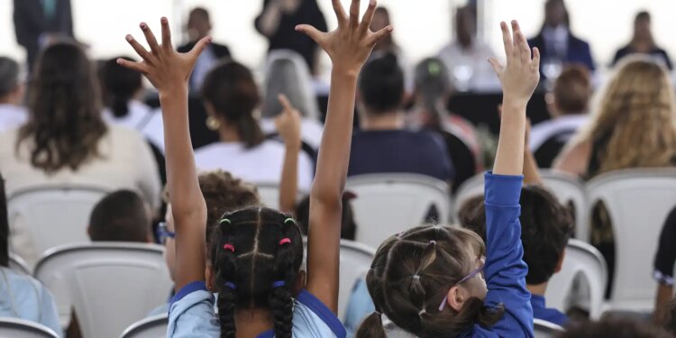 Mais brincadeira, menos tela: confira dicas para uma infância saudável