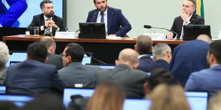 Relator vota para arquivar processo de cassação de Eduardo Bolsonaro