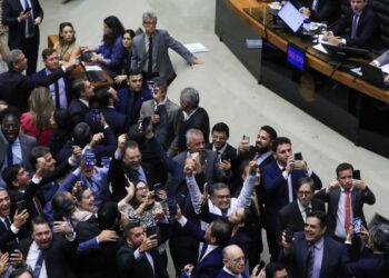 Câmara aprova retirada da MP alternativa ao IOF da pauta; texto caduca