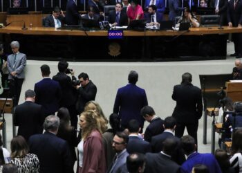Câmara aprova urgência para votar projeto que cria Bancada Cristã