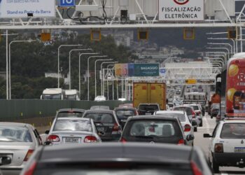 Carro é o principal meio de transporte para o trabalho, diz Censo