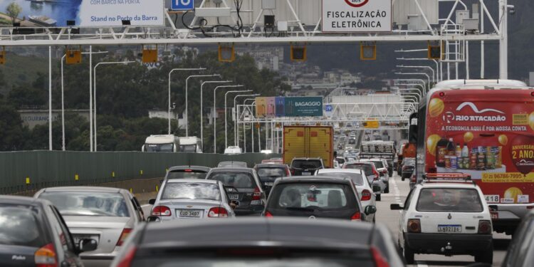 Carro é o principal meio de transporte para o trabalho, diz Censo