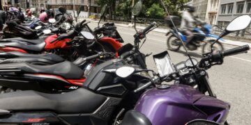 Trabalhador por aplicativo ganha mais, porém tem jornadas mais longas