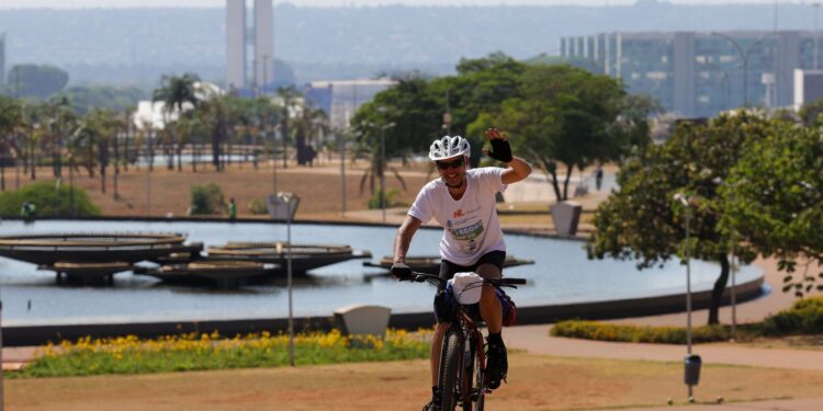 Ambientalista promove educação em viagem de bicicleta do Rio a Belém