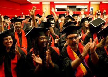 Formandos da Universidade das Quebradas celebram periferia na ABL