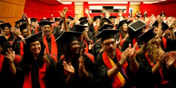 Formandos da Universidade das Quebradas celebram periferia na ABL