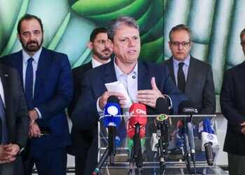 Tarcísio instala gabinete de crise e nega ligação do PCC com metanol