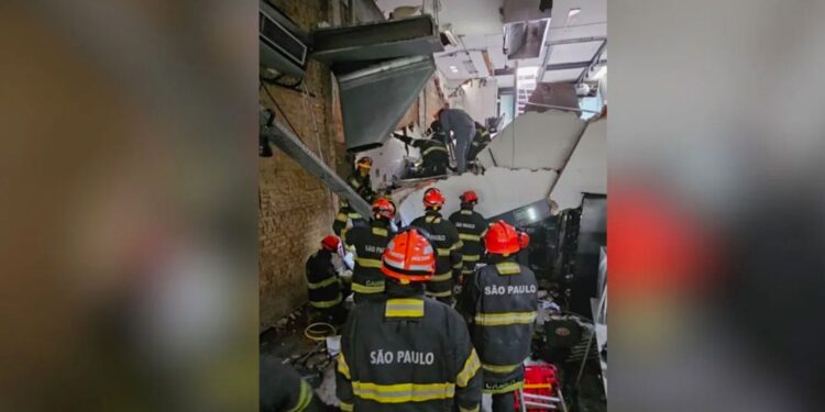 Bombeiros descartam explosão antes de desabamento em restaurante em SP