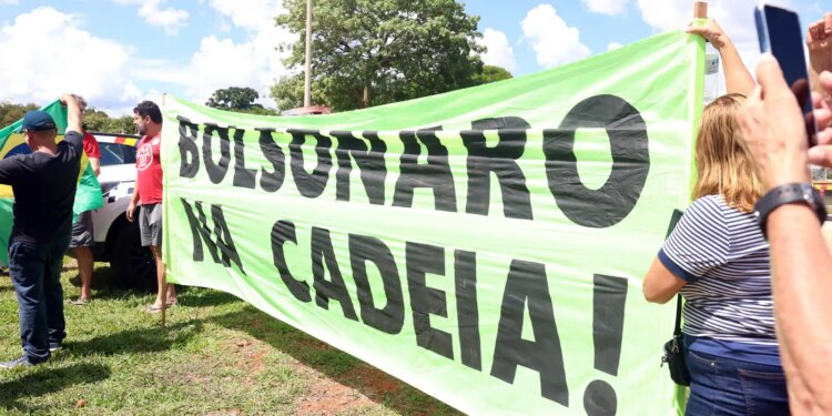 Saiba os crimes cometidos por Bolsonaro e 6 aliados na trama golpista