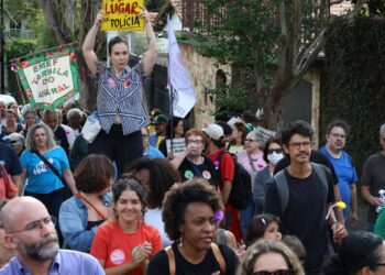Manifestantes protestam contra entrada de PMs armados em escola de SP
