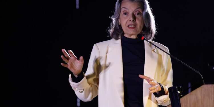 Carmén Lúcia: “ditadura é como erva daninha que precisa ser cortada”