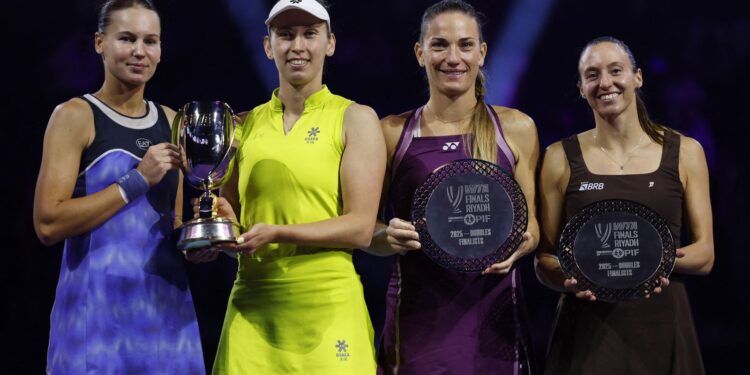Stefani e Babos perdem na decisão e ficam com o vice no WTA Finals
