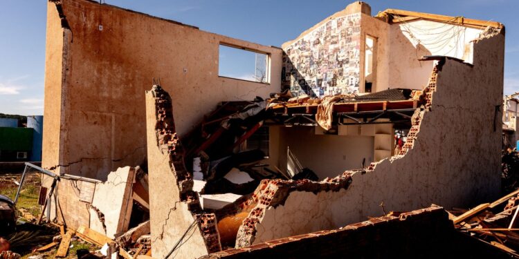 Famílias atingidas por tempestade no Paraná vão receber até R$ 50 mil