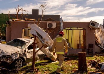 Cidade devastada por tornado tem 2 mil sem luz; 32 seguem internados
