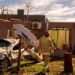 Cidade devastada por tornado tem 2 mil sem luz; 32 seguem internados