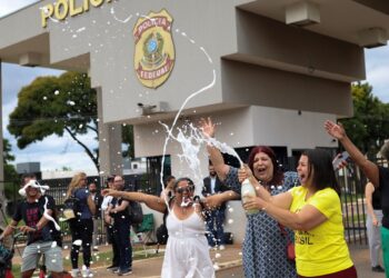 Manifestantes favoráveis e contrários a Bolsonaro fazem atos na PF