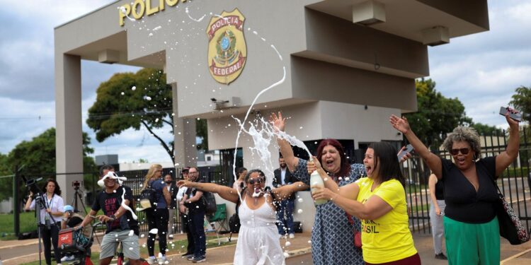 Manifestantes favoráveis e contrários a Bolsonaro fazem atos na PF