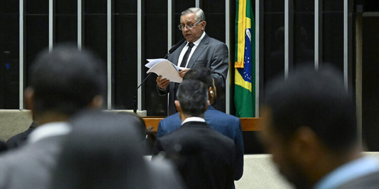 Congresso aprova cargos na Educação e recursos para forças de segurança do DF — Senado Notícias