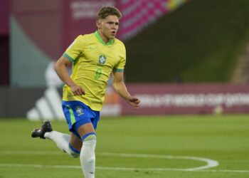 Brasil marca no último minuto e garante vaga na semi do Mundial Sub-17