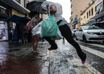 Defesa Civil de São Paulo alerta para fortes tempestades neste sábado