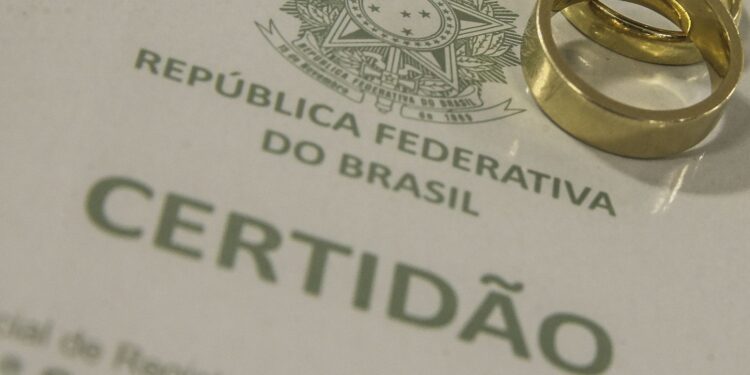Pela 1ª vez, uniões consensuais superam casamento civil e religioso