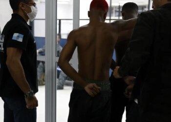 Avenida Brasil é interditada e carros são incendiados no Rio