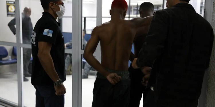 Avenida Brasil é interditada e carros são incendiados no Rio