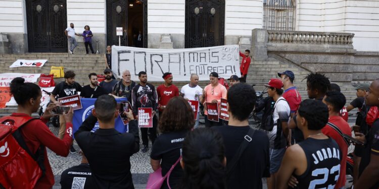 Entregadores protestam contra modalidade nova de trabalho do iFood