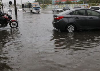 Frente fria derruba árvores e causa alagamentos no Rio de Janeiro