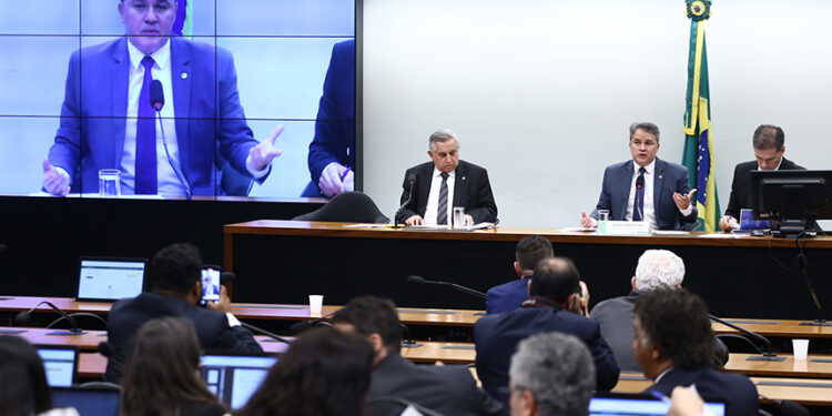 CMO aprova reajustes salariais para policiais do DF — Senado Notícias