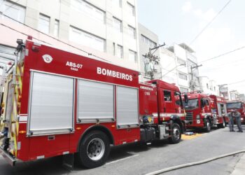 Explosão de galpão com fogos de artifício mata uma pessoa em São Paulo