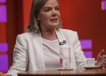 Governo é contra equiparar facções ao terrorismo, diz Gleisi Hoffmann 